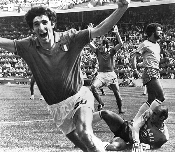 Paolo Rossi, l’addio della moglie Federica: “Gli ho detto ‘ora vai’…” Paolo Rossi, l’addio della moglie Federica: “Gli ho detto ‘ora vai’…”