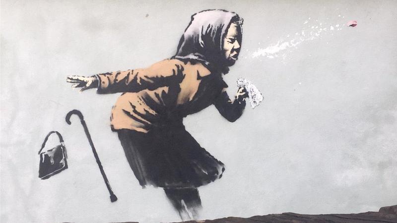 Banksy, arriva il murales sul Covid: la ‘vecchina’ starnutisce e la dentiera… Banksy, arriva il murales sul Covid: la ‘vecchina’ starnutisce e la dentiera…