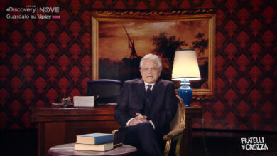 Maurizio Crozza nei panni di Mattarella che si vaccina contro il virus… VIDEO