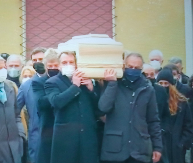 Rossi, la bara portata dai compagni. Cabrini commosso: “Stammi vicino” Rossi, la bara portata dai compagni. Cabrini commosso: “Stammi vicino”