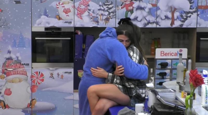 Grande Fratello Vip 5, Giulia Salemi piange: Pierpaolo Pretelli la consola. Gf Vip 5 News