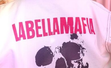Magliette con il marchio ‘Labellamafia’. Polemiche su un’azienda di Parma