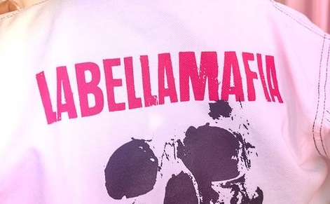 Magliette con il marchio ‘Labellamafia’. Polemiche su un’azienda di Parma Magliette con il marchio ‘Labellamafia’. Polemiche su un’azienda di Parma