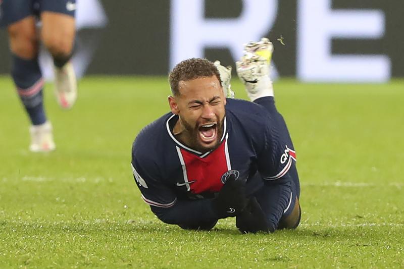 Neymar infortunio: lascia il campo in lacrime. E il Psg affonda col Lione Neymar infortunio: lascia il campo in lacrime. E il Psg affonda col Lione