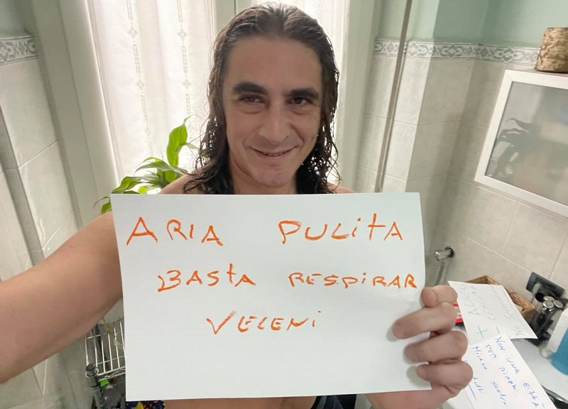 Corrado e la webcam dal bagno: “Ma ora parliamo dei bisogni dei milanesi”
