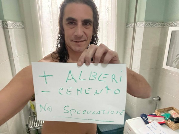Corrado e la webcam dal bagno: “Ma ora parliamo dei bisogni dei milanesi”