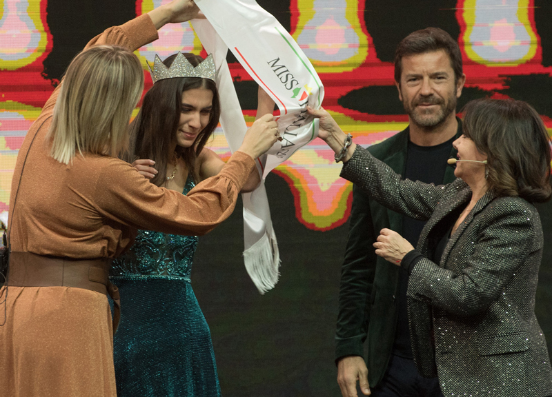 Martina Sambucini è Miss Italia: neanche il Covid cancella la fascia effimera