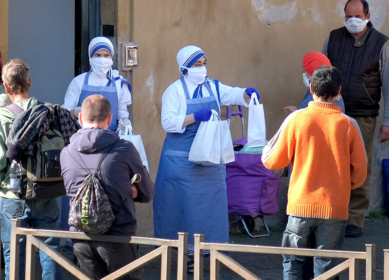 Covid e povertà estrema, Roma alla fame: un esercito di 21 mila senza cibo Covid e povertà estrema, Roma alla fame: un esercito di 21 mila senza cibo