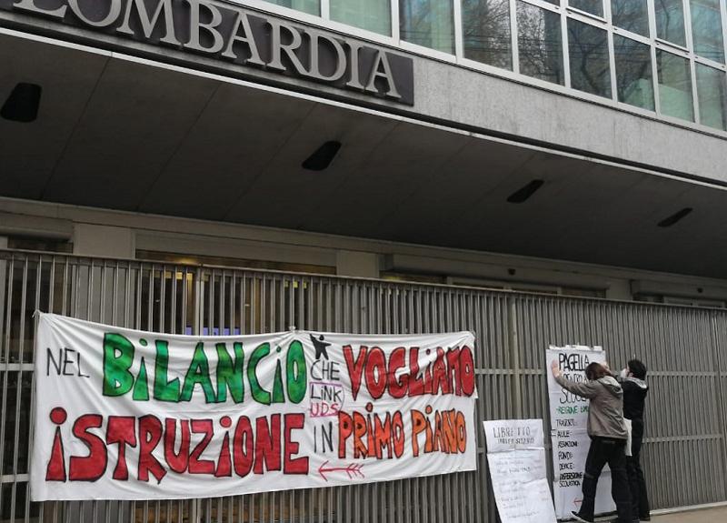 Fondi per la scuola, presidio di studenti davanti al Pirellone Fondi per la scuola, presidio di studenti davanti al Pirellone