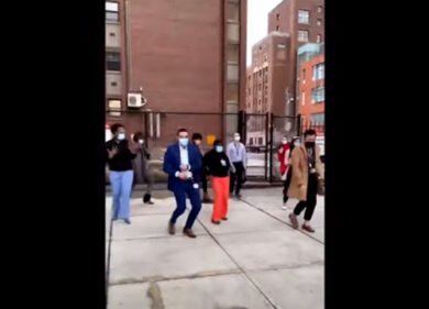 Covid, arriva il vaccino all’ospedale di Boston e i sanitari festeggiano con un balletto