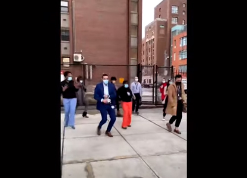 Covid, arriva il vaccino all’ospedale di Boston e i sanitari festeggiano con un balletto Covid, arriva il vaccino all’ospedale di Boston e i sanitari festeggiano con un balletto