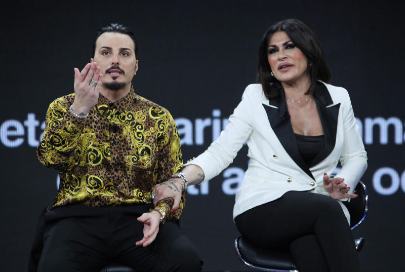 Camorra: 21 arresti, anche il boss padre del manager di Tony Colombo Camorra: 21 arresti, anche il boss padre del manager di Tony Colombo