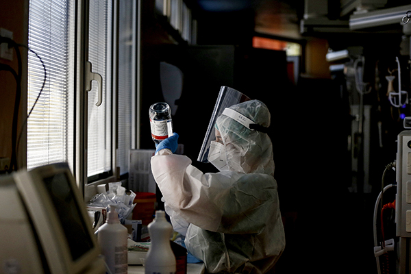 Covid: 17.572 nuovi casi, 680 morti, ricoveri giù anche nelle intensive (199) Covid: 17.572 nuovi casi, 680 morti, ricoveri giù anche nelle intensive (199)