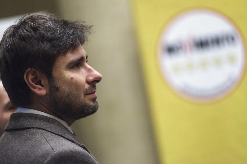 Di Battista: “Renzi? È un tele-gonfiato, al bugiardo interessano le nomine” Di Battista: “Renzi? È un tele-gonfiato, al bugiardo interessano le nomine”