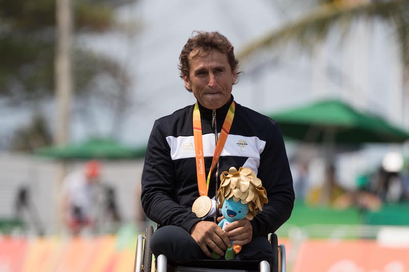 Alex Zanardi fa ok col pollice: vede e sente. Primi segnali di miglioramento Alex Zanardi fa ok col pollice: vede e sente. Primi segnali di miglioramento