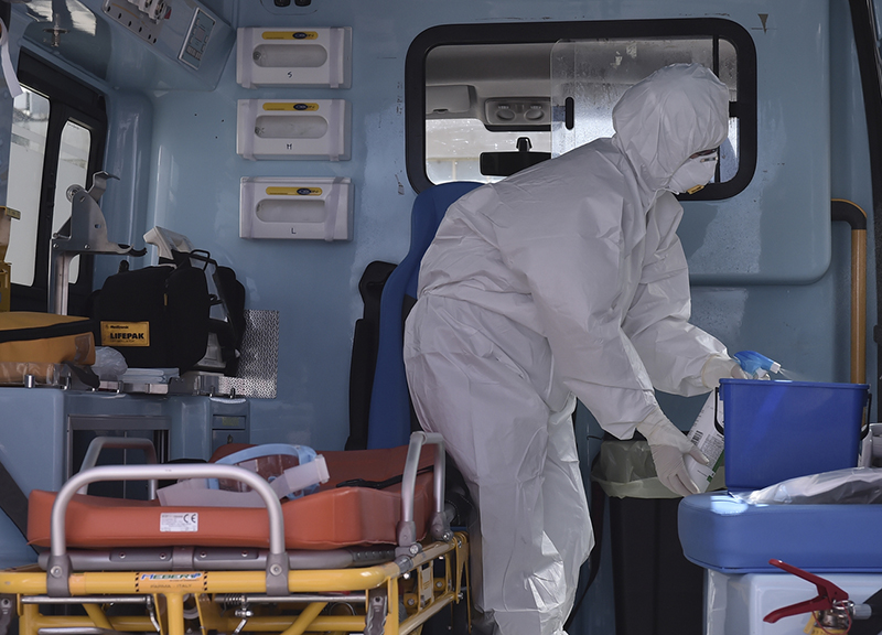 Coronavirus, l’ambulanza non passa dalle stradine. Donna intubata sull’apecar Coronavirus, l’ambulanza non passa dalle stradine. Donna intubata sull’apecar