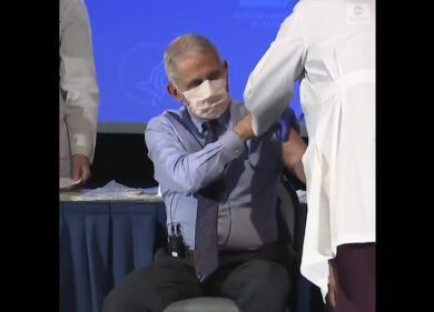 Covid Usa, l’immunologo Fauci si vaccina (con Moderna) in diretta tv