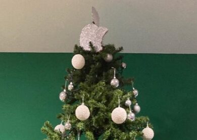 Natale “sponsorizzato” Apple in una scuola: è polemica. FOTO