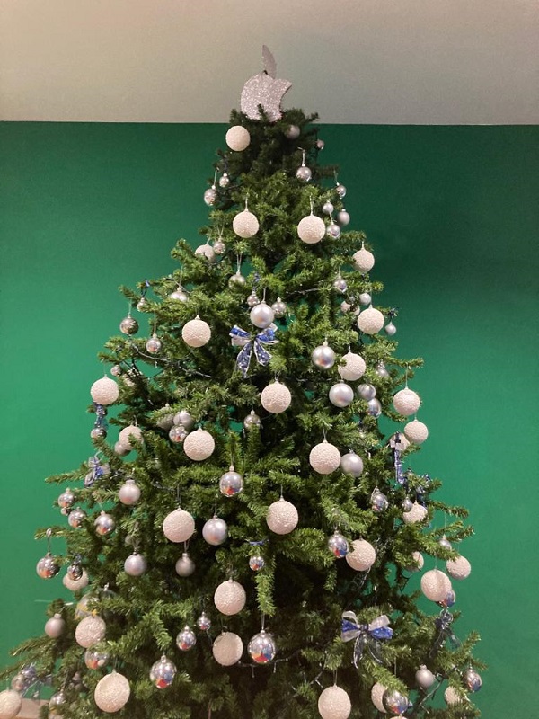 Natale “sponsorizzato” Apple in una scuola: è polemica. FOTO