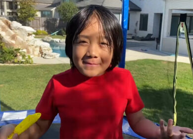 Influencer a 9 anni, è il re di Youtube e guadagna 29,5 milioni $