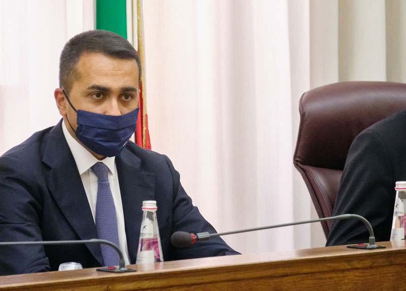 Sgarbi a Raggi: “Cameriera”. Di Maio la difende  incassa “Raglio da bibitaro”