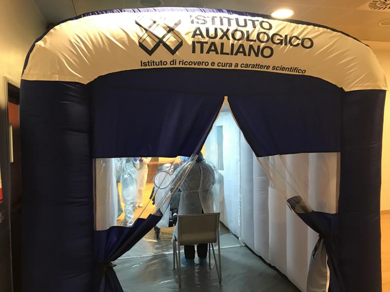 Auxologico: il “tunnel degli abbracci” per proteggere gli ospiti della RSA Auxologico: il “tunnel degli abbracci” per proteggere gli ospiti della RSA