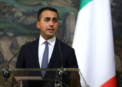 Di Maio firma l’ordinanza per i rientri da Gb: doppio tampone e quarantena