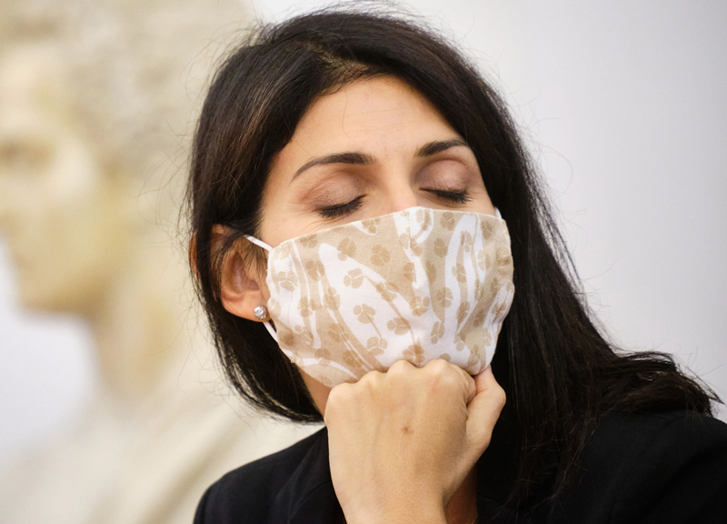 Sgarbi a Raggi: “Cameriera”. Di Maio la difende  incassa “Raglio da bibitaro”