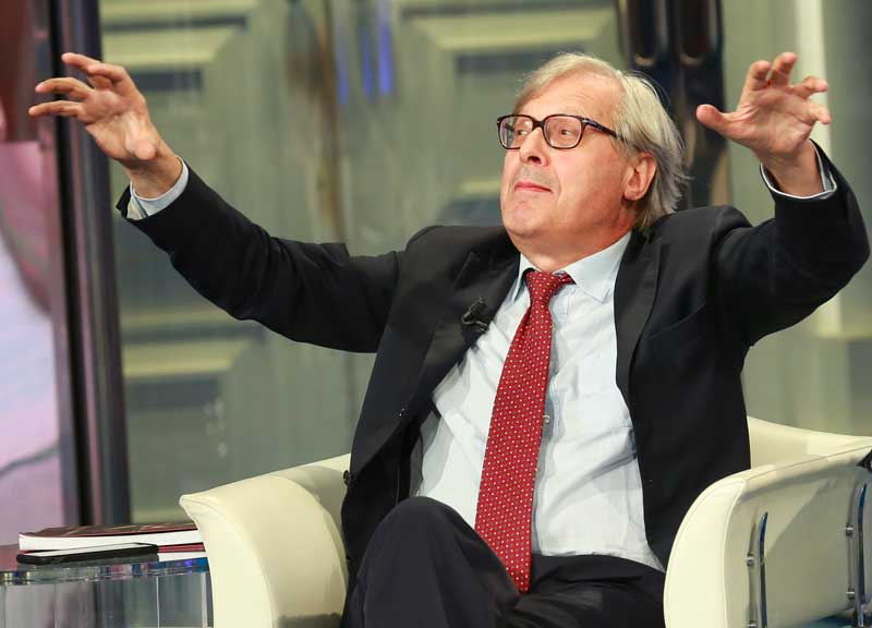 Sgarbi a Raggi: “Cameriera”. Di Maio la difende  incassa “Raglio da bibitaro”