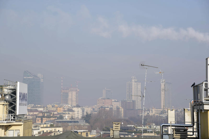 Milano, obiettivo dimezzare le auto entro il 2030 Milano, obiettivo dimezzare le auto entro il 2030