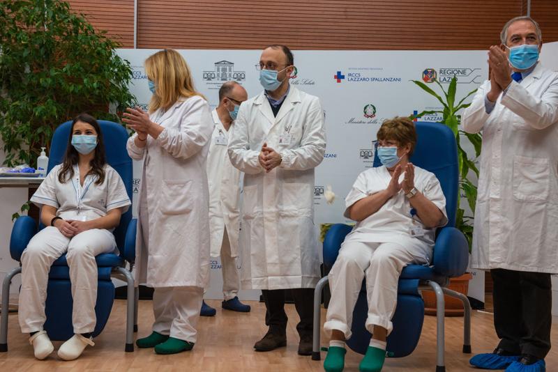 Covid, vax-day: i primi 5 vaccinati allo Spallanzani. Conte: “Data storica” Covid, vax-day: i primi 5 vaccinati allo Spallanzani. Conte: “Data storica”
