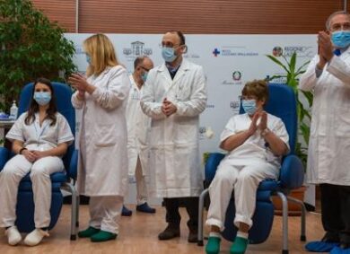 Covid, vax-day: i primi 5 vaccinati allo Spallanzani. Conte: “Data storica”