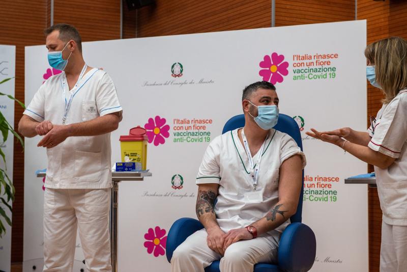 Covid, vax-day: i primi 5 vaccinati allo Spallanzani. Conte: “Data storica” Covid, vax-day: i primi 5 vaccinati allo Spallanzani. Conte: “Data storica”