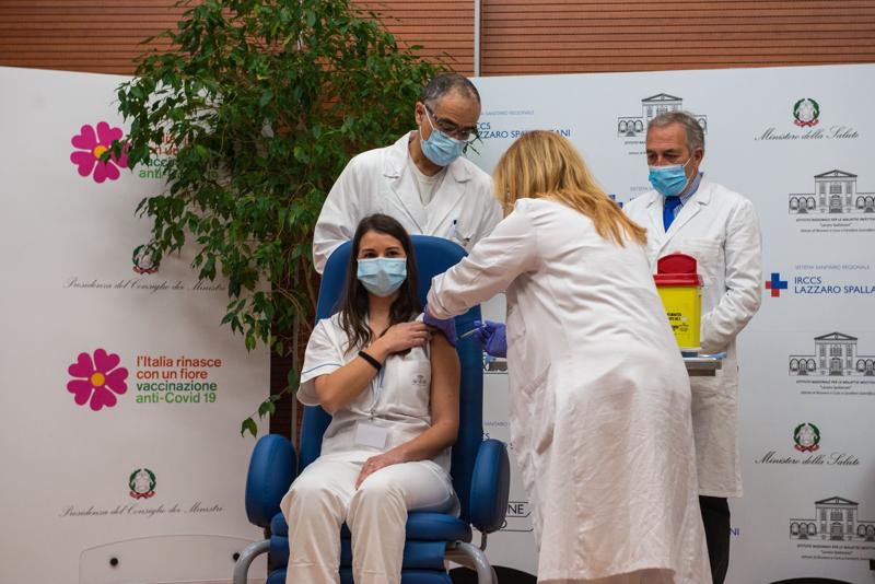 Covid, vax-day: i primi 5 vaccinati allo Spallanzani. Conte: “Data storica” Covid, vax-day: i primi 5 vaccinati allo Spallanzani. Conte: “Data storica”