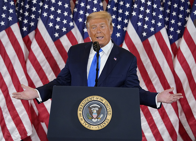 Trump sommerso dalle critiche firma il pacchetto di aiuti da 900000 dollari Trump sommerso dalle critiche firma il pacchetto di aiuti da 900000 dollari
