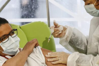 Covid-19: il vaccino è sicuro? Che cosa contiene? Tutte le risposte dei medici