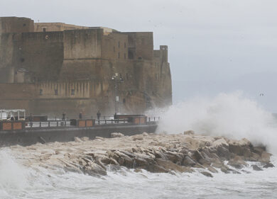 Napoli, mareggiata devastante allaga tutto il lungomare. VIDEO