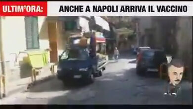 Vaccino, l’antivirus arriva anche a Napoli. L’ironia del web