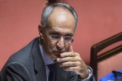 Vaccino, Ichino: “Licenziamento legittimo per il lavoratore che lo rifiuta”