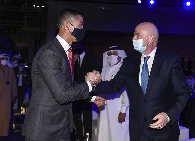 Georgina Rodriguez abito “wow”: mette in ombra Cristiano Ronaldo a Dubai. FOTO Georgina Rodriguez abito “wow”: mette in ombra Cristiano Ronaldo a Dubai. FOTO