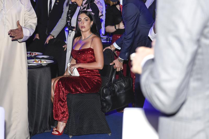 Georgina Rodriguez abito “wow”: mette in ombra Cristiano Ronaldo a Dubai. FOTO Georgina Rodriguez abito “wow”: mette in ombra Cristiano Ronaldo a Dubai. FOTO