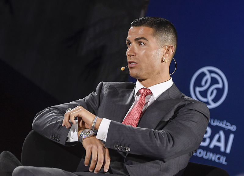 Georgina Rodriguez abito “wow”: mette in ombra Cristiano Ronaldo a Dubai. FOTO Georgina Rodriguez abito “wow”: mette in ombra Cristiano Ronaldo a Dubai. FOTO