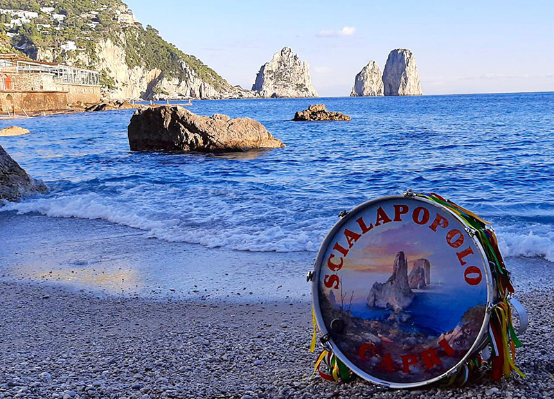 Capri, gli auguri agli italiani degli Scialapopolo arrivano con un video Capri, gli auguri agli italiani degli Scialapopolo arrivano con un video