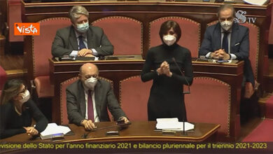 Manovra, Bernini (FI): “No telecamere, no Conte” e dedica intervento a Premier in conferenza stampa