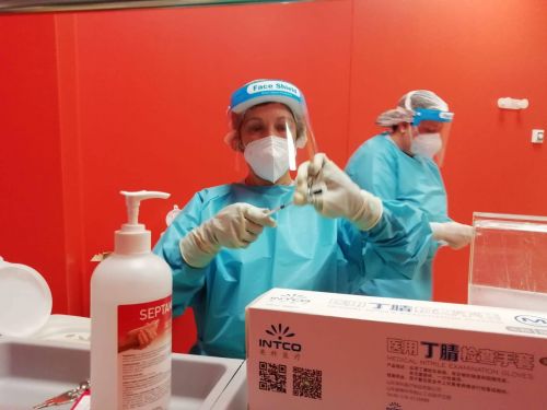 Covid, prime vaccinazioni negli ospedali milanesi. FOTO