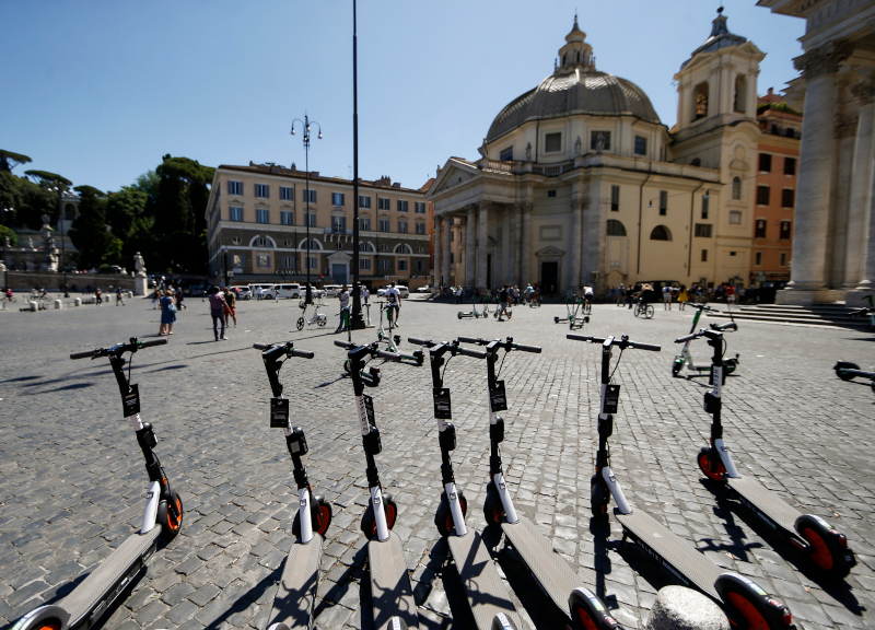 Lancia un monopattino contro un’auto della Polizia. Rintracciato e denunciato