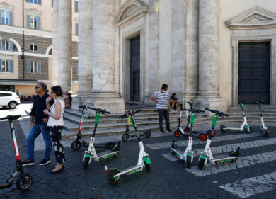 Lancia un monopattino contro un’auto della Polizia. Rintracciato e denunciato