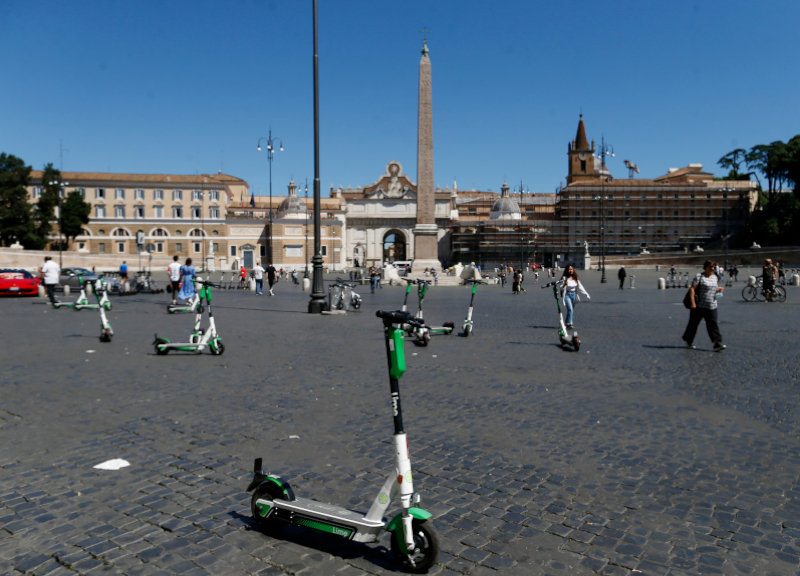 Lancia un monopattino contro un’auto della Polizia. Rintracciato e denunciato