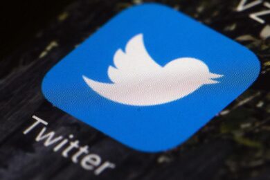 Twitter blocca Trump e minaccia il ban permanente. Stop di 24 da Facebook