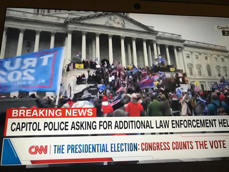 Usa sotto choc, fan di Trump marciano su Capitol Hill. TUTTE LE FOTO E I VIDEO Usa sotto choc, fan di Trump marciano su Capitol Hill. TUTTE LE FOTO E I VIDEO